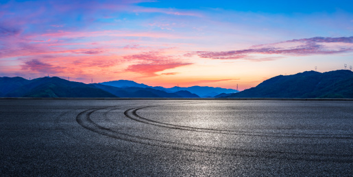 日出时空的赛车场道路和山脉自然风光