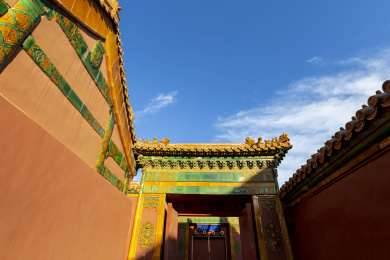 北京故宫东六宫建筑：红墙与宫门辉映