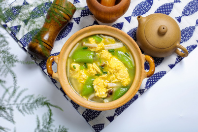 中餐菜肴美食胜瓜鸡蛋真姬菇汤