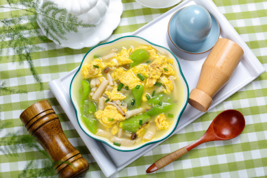 汤菜美食丝瓜鸡蛋蘑菇汤