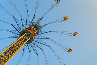 游乐场旋转的空中飞椅