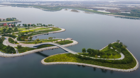 中国天津中新生态园南湾公园航拍俯视图