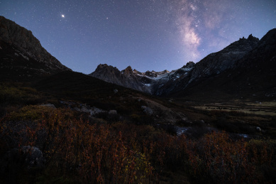 青海年宝玉则石头山