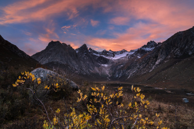青海年宝玉则石头山