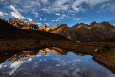 青海年宝玉则石头山