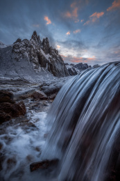 青海年宝玉则石头山