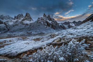 青海年宝玉则石头山