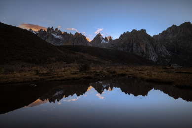 青海年宝玉则石头山