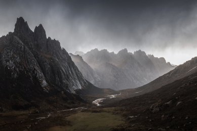 青海年宝玉则石头山