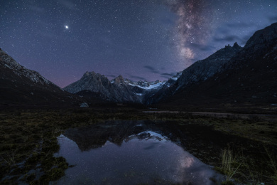 青海年宝玉则石头山