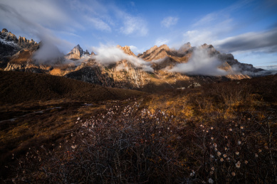 青海年宝玉则石头山