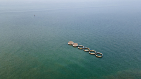 大海中的圆形水桶航拍图