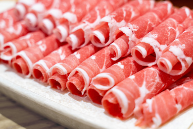 盘子上的羊肉卷