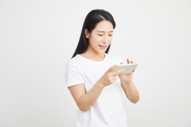 使用手机的年轻中国女性