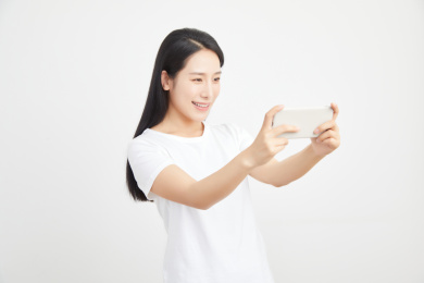 使用手机的年轻中国女性