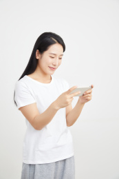 使用手机的年轻中国女性
