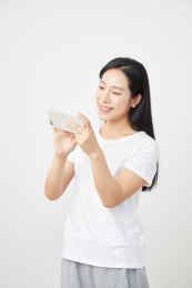 使用手机的年轻中国女性
