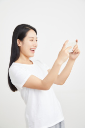 使用手机的年轻中国女性