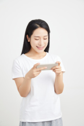 使用手机的年轻中国女性