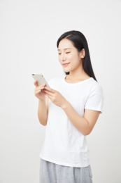使用手机的年轻中国女性
