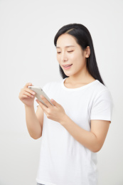 使用手机的年轻中国女性