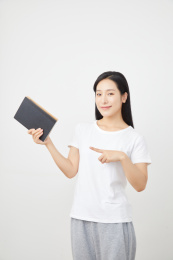 抱着书本的中国女性形象