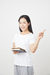 抱着书本的中国女性形象
