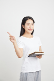 抱着书本的中国女性形象