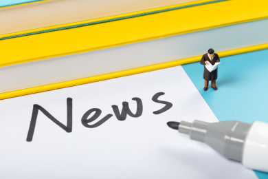 微缩创意马卡龙色字母看新闻看报纸的男性