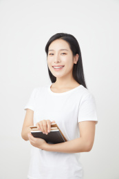抱着书本的年轻女性