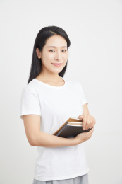 抱着书本的年轻女性