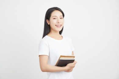 抱着书本的年轻女性
