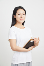 抱着书本的年轻女性