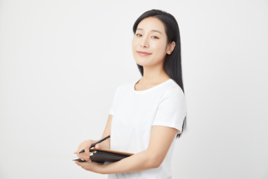 抱着书本的年轻女性