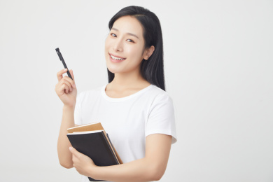 抱着书本的年轻女性