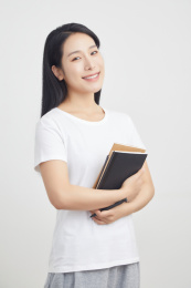 抱着书本的年轻女性