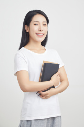 抱着书本的年轻女性
