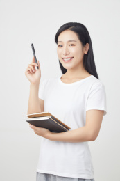 抱着书本的年轻女性