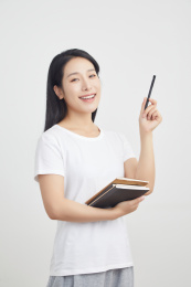 抱着书本的年轻女性