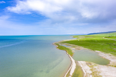 航拍中国青海省青海湖风光