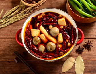 餐具里摆放的火锅食材撒尿牛肉丸