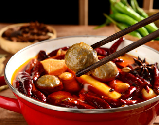 餐具里摆放的火锅食材撒尿牛肉丸