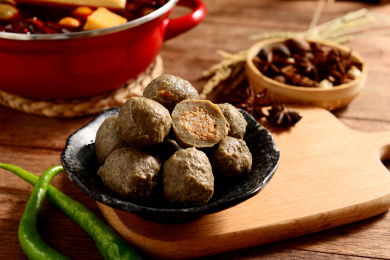 餐具里摆放的火锅食材撒尿牛肉丸