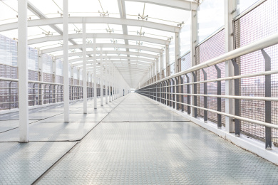 白色的过街天桥结构