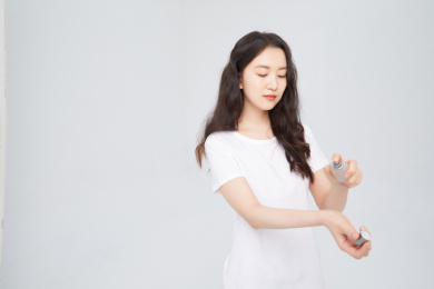 手拿香水的年轻女性