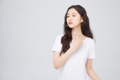 手拿香水的年轻女性