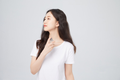 喷香水的年轻女孩