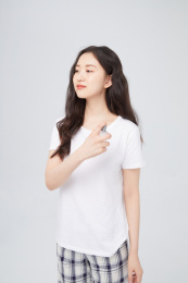 喷香水的年轻女孩