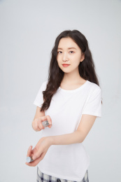 喷香水的年轻女孩