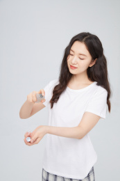 手拿香水的年轻女性